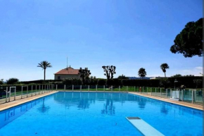 Spacieux F2 climatisé vue mer, piscine et parking